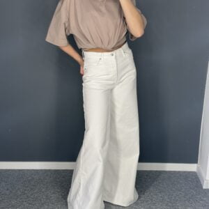 Platūs balti džinsai