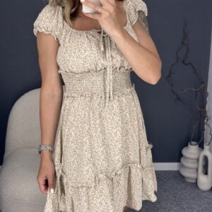 Gelsva gėlėta suknelė