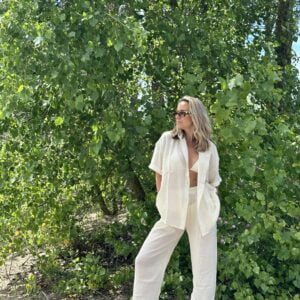 Šviesus lengvas kostiumas