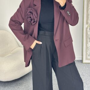 Burgundy spalvos švarkas su rože