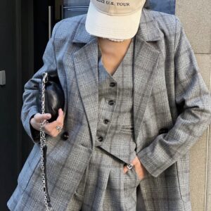 Pilkas trijų dalių kostiumas