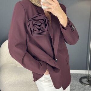 Burgundy spalvos švarkas su rože