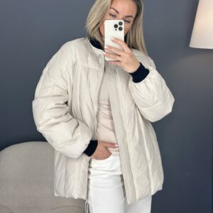 Šviesus pūkinis bomberis